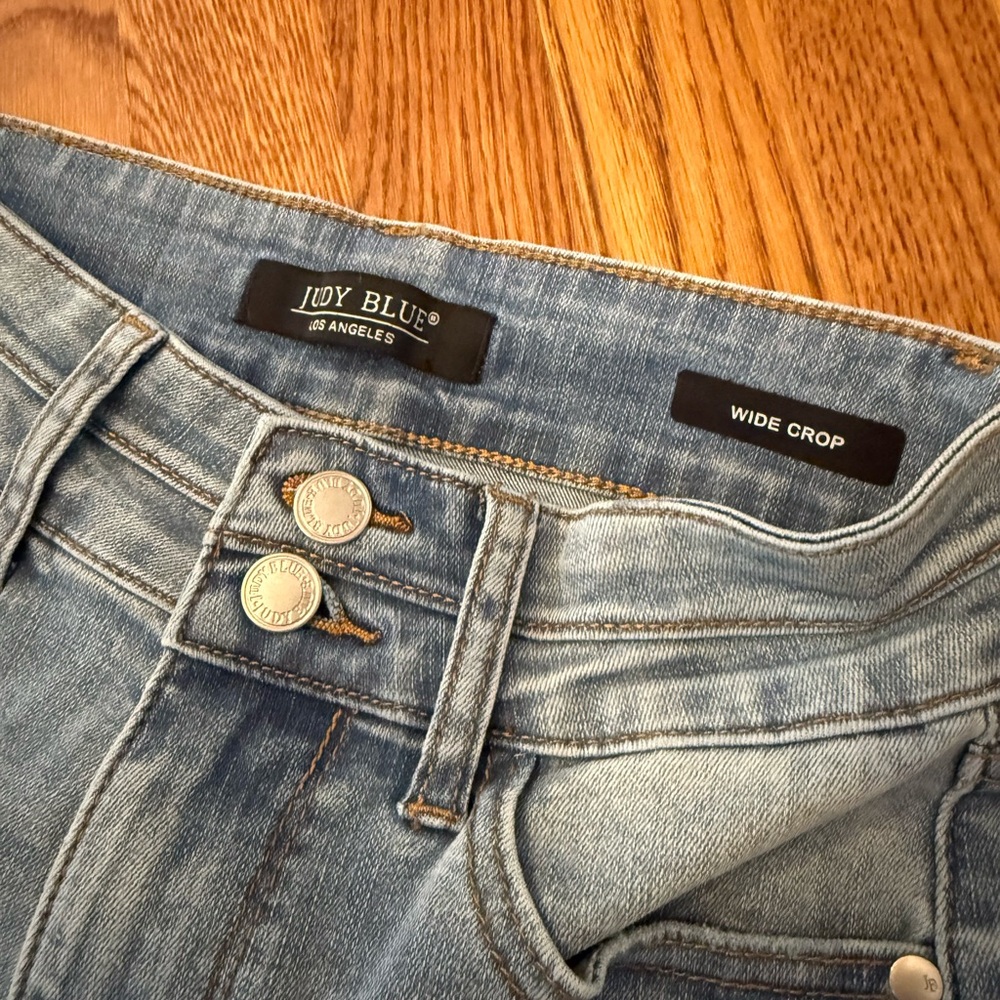 Judy Blue wide crop Blue Jeans - Picture 3 of 8